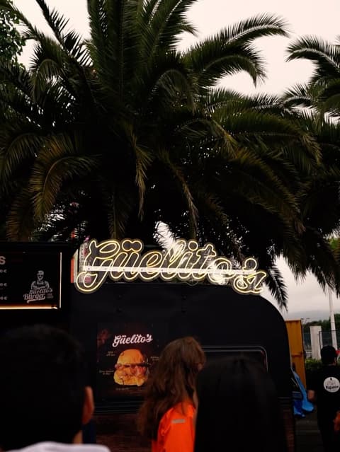 Exterior de Güelito's Burger con su rótulo